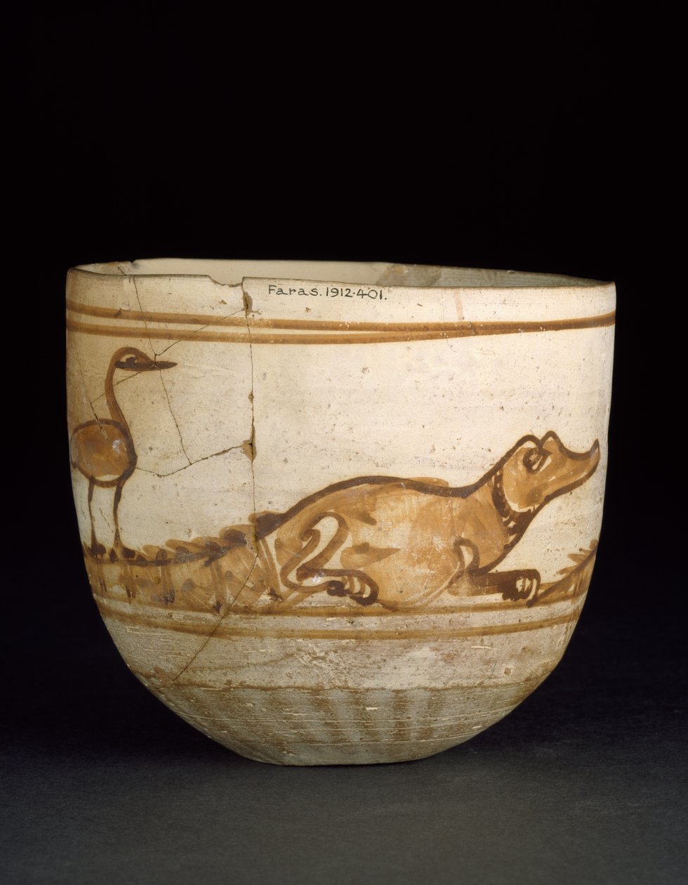 Coupe décorée en rouge avec une scène de deux crocodiles avec des oiseaux sur leurs queues, 101-300 - Egyptian