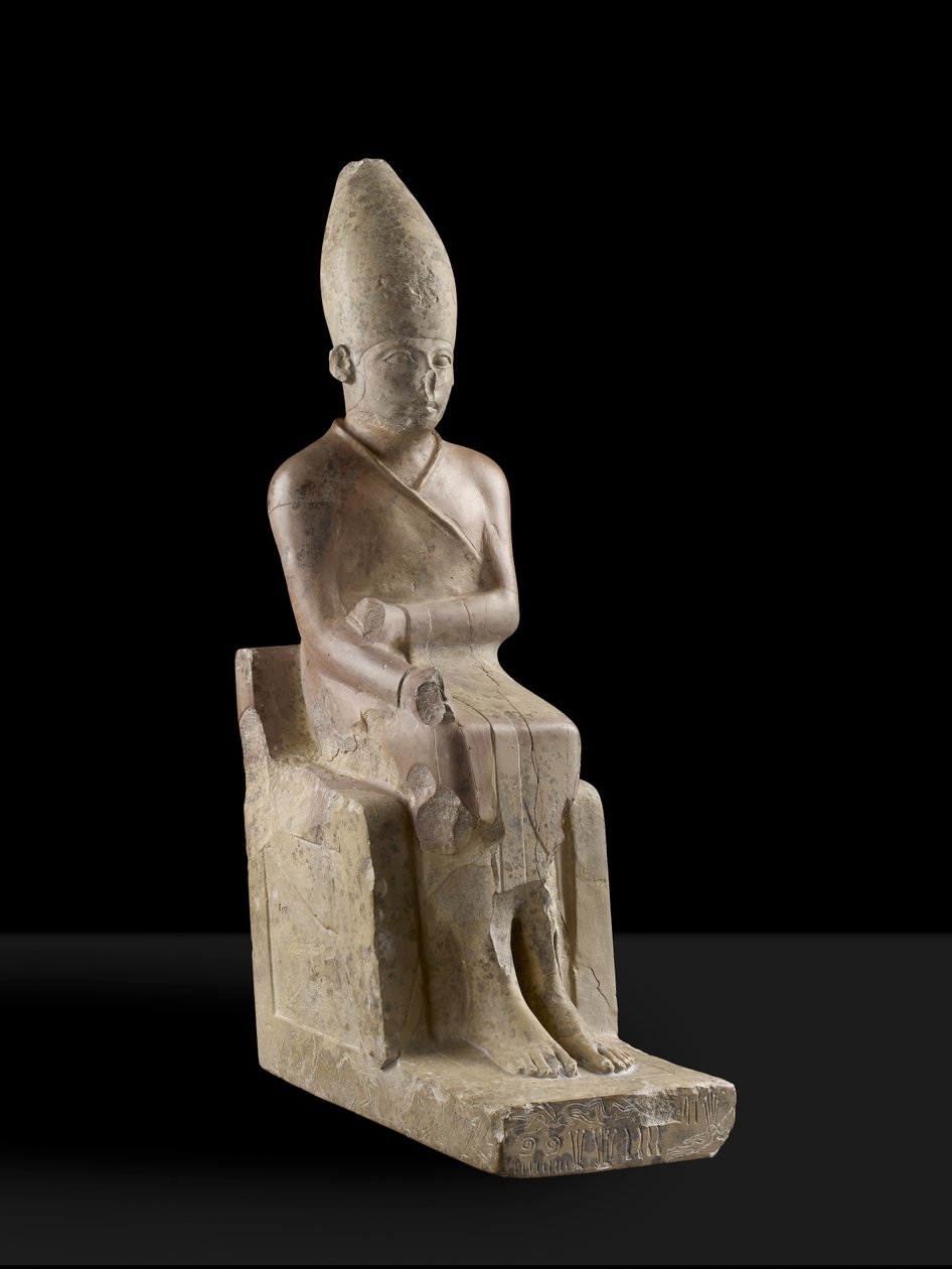 Statue assise du pharaon Khasekhem avec des ennemis conquis gravés autour de la base, Hiérakonpolis, vers 2700 av. J.-C. - Egyptian 2nd Dynasty