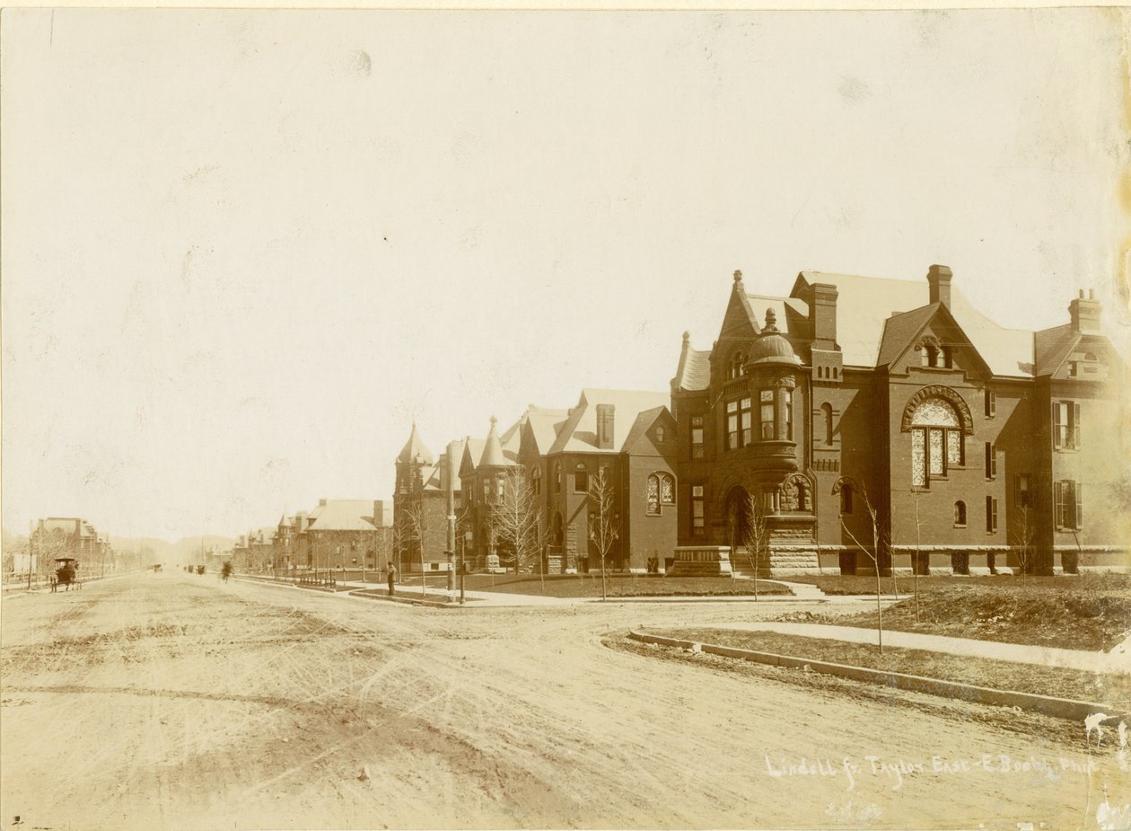 Vue des maisons sur le boulevard Lindell depuis l