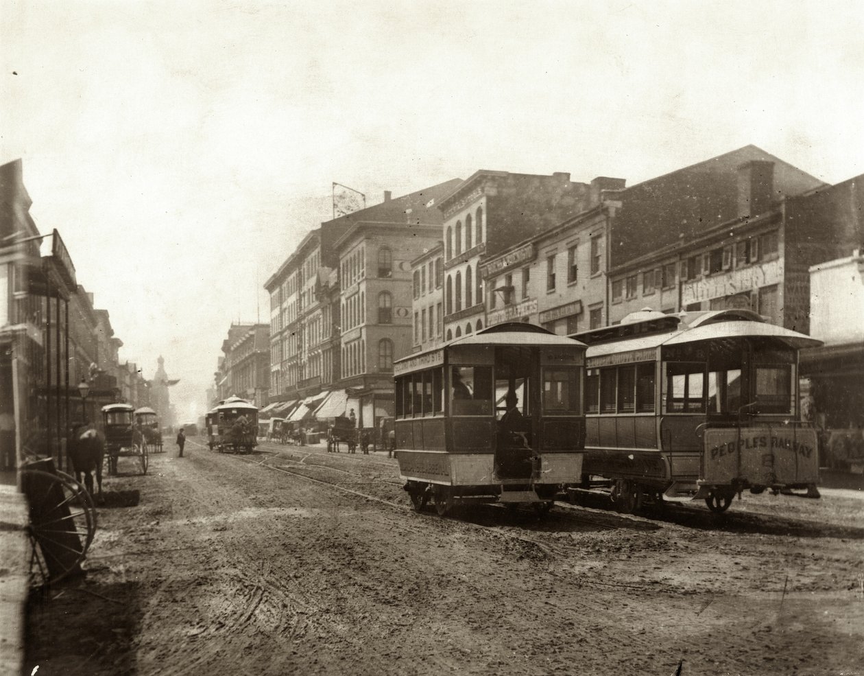 Vue des tramways circulant sur Fourth Street au sud de Morgan Street. Morgan Street était également connue sous le nom de Delmar Boulevard, et plus tard sous le nom de Convention Plaza - Emil Boehl
