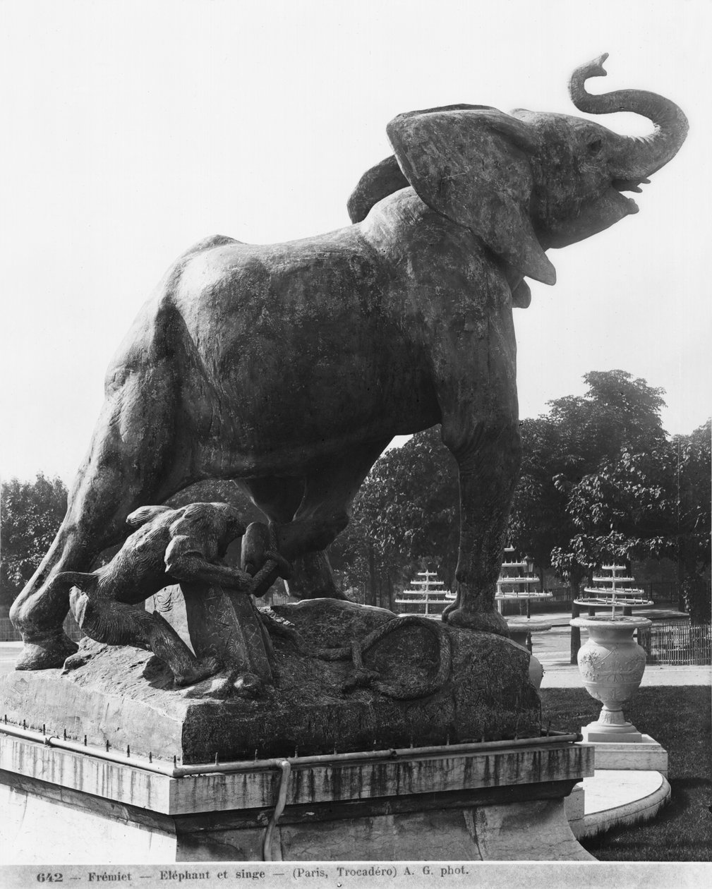 Jeune éléphant pris au piège, devant le premier Palais du Trocadéro construit pour l