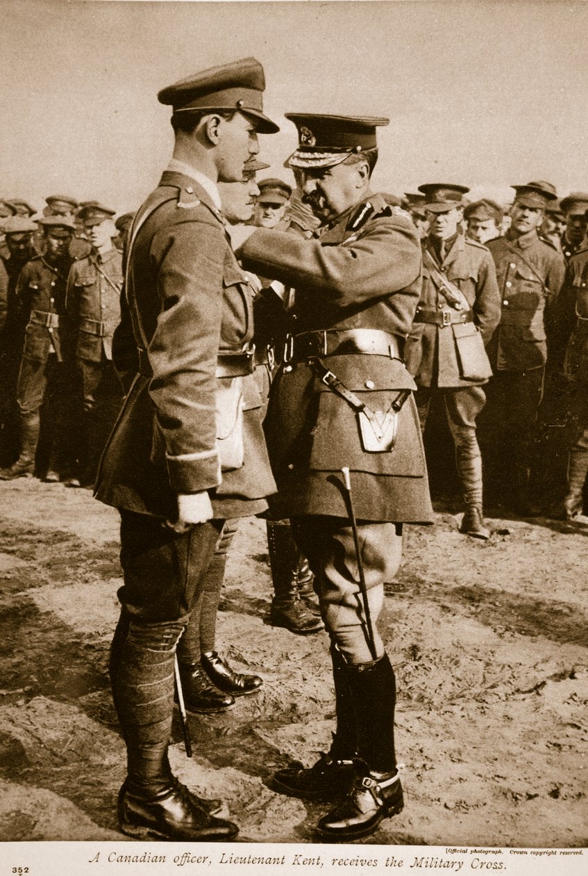 Un officier canadien, le lieutenant Kent, reçoit la Croix militaire, 1914-19 - English Photographer