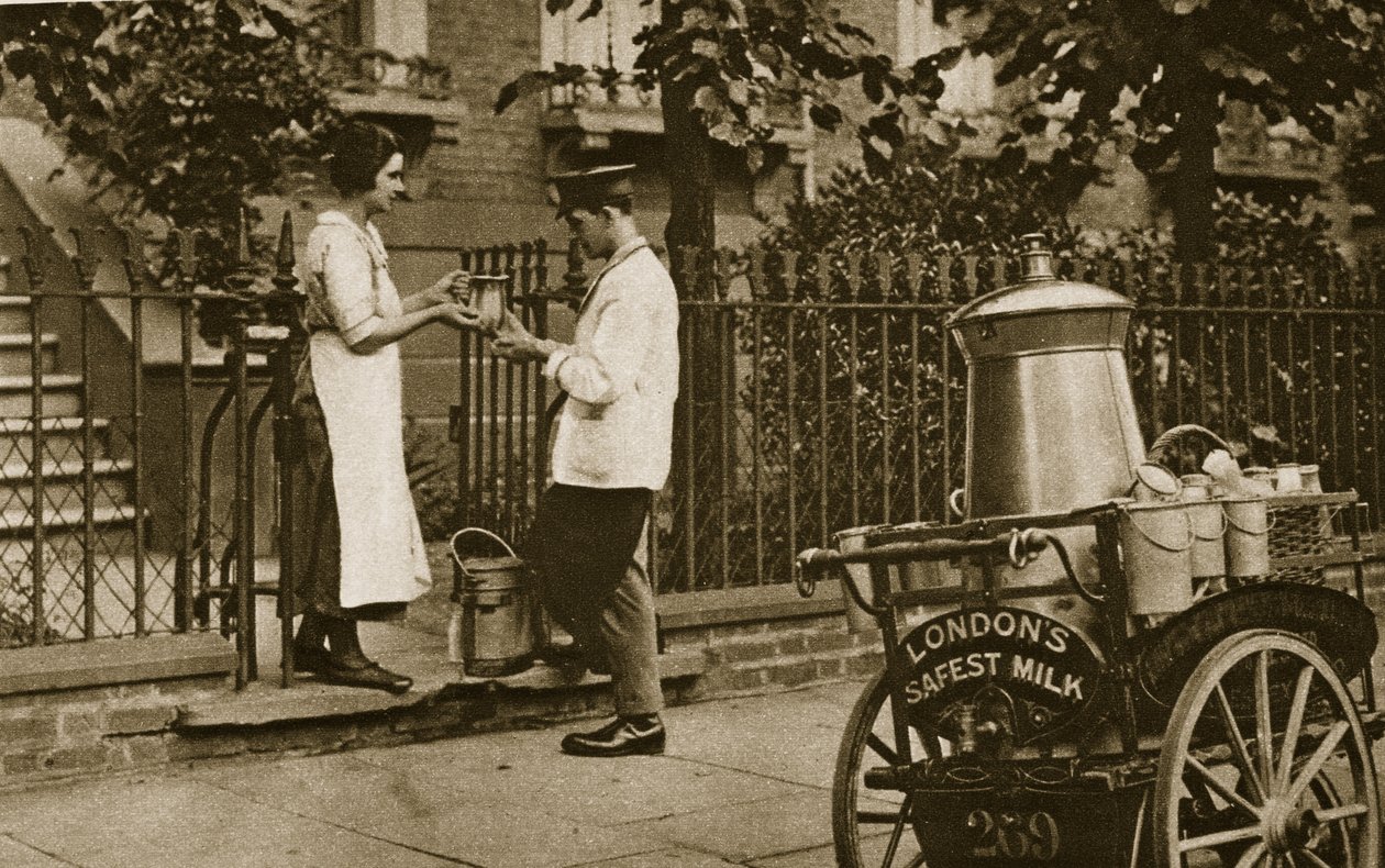 Un laitier du nord de Londres et son chariot à trois roues - English Photographer