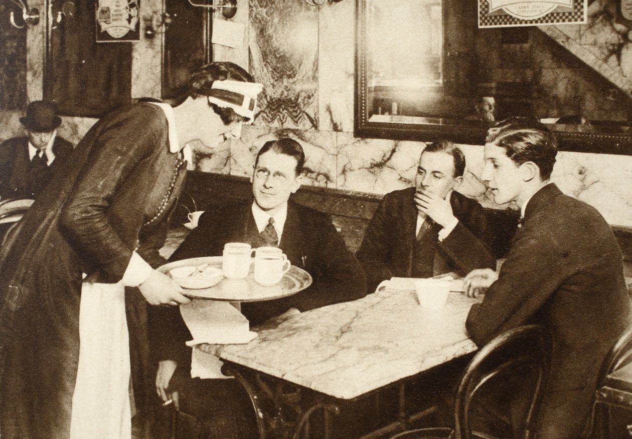 Une serveuse de café, portant le même uniforme qu