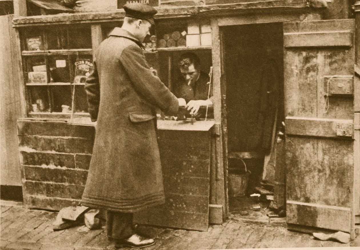 Un chauffeur remettant une paire de bottes à un cordonnier, Mayfair - English Photographer