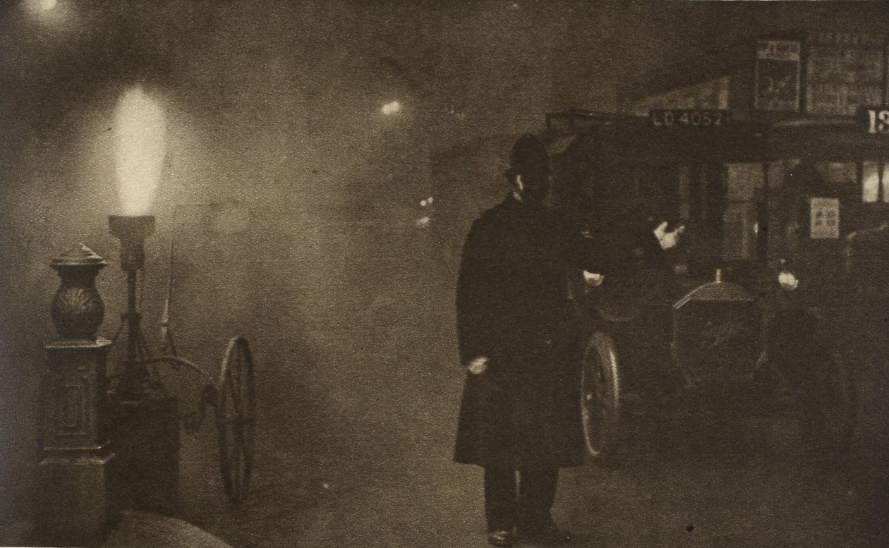 Un agent dirigeant la circulation dans le brouillard, où Charing Cross rencontre Trafalgar Square - English Photographer