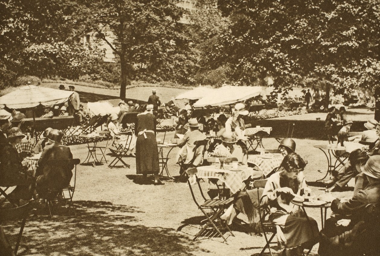 Scène de déjeuner continental dans les jardins de l