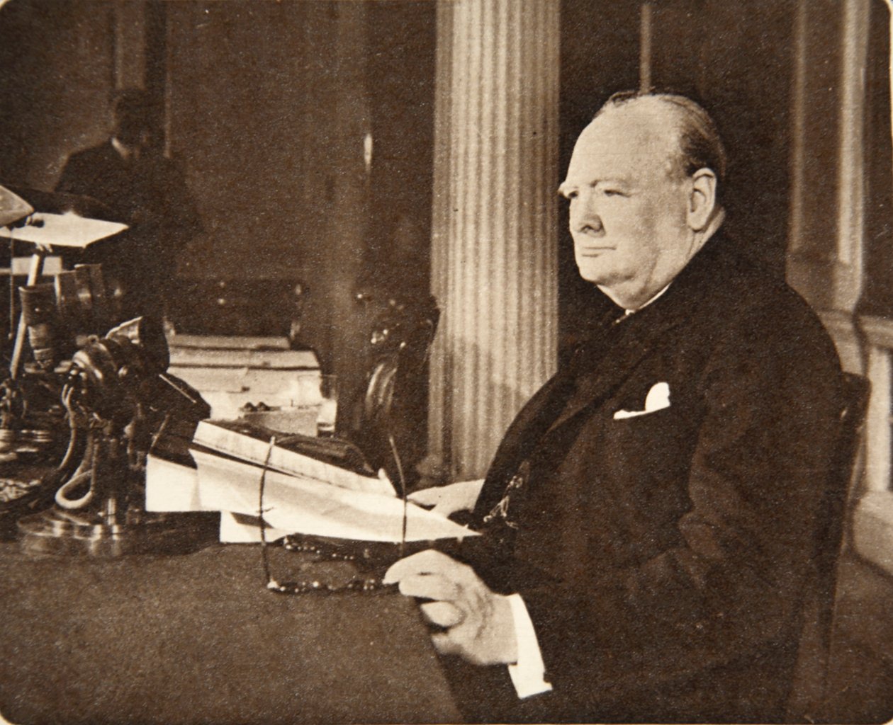 Avance, Britannia ! Vive la cause de la liberté ! Dieu sauve le roi ! : M. Winston Churchill assis au micro le jour de la victoire en Europe, lorsqu