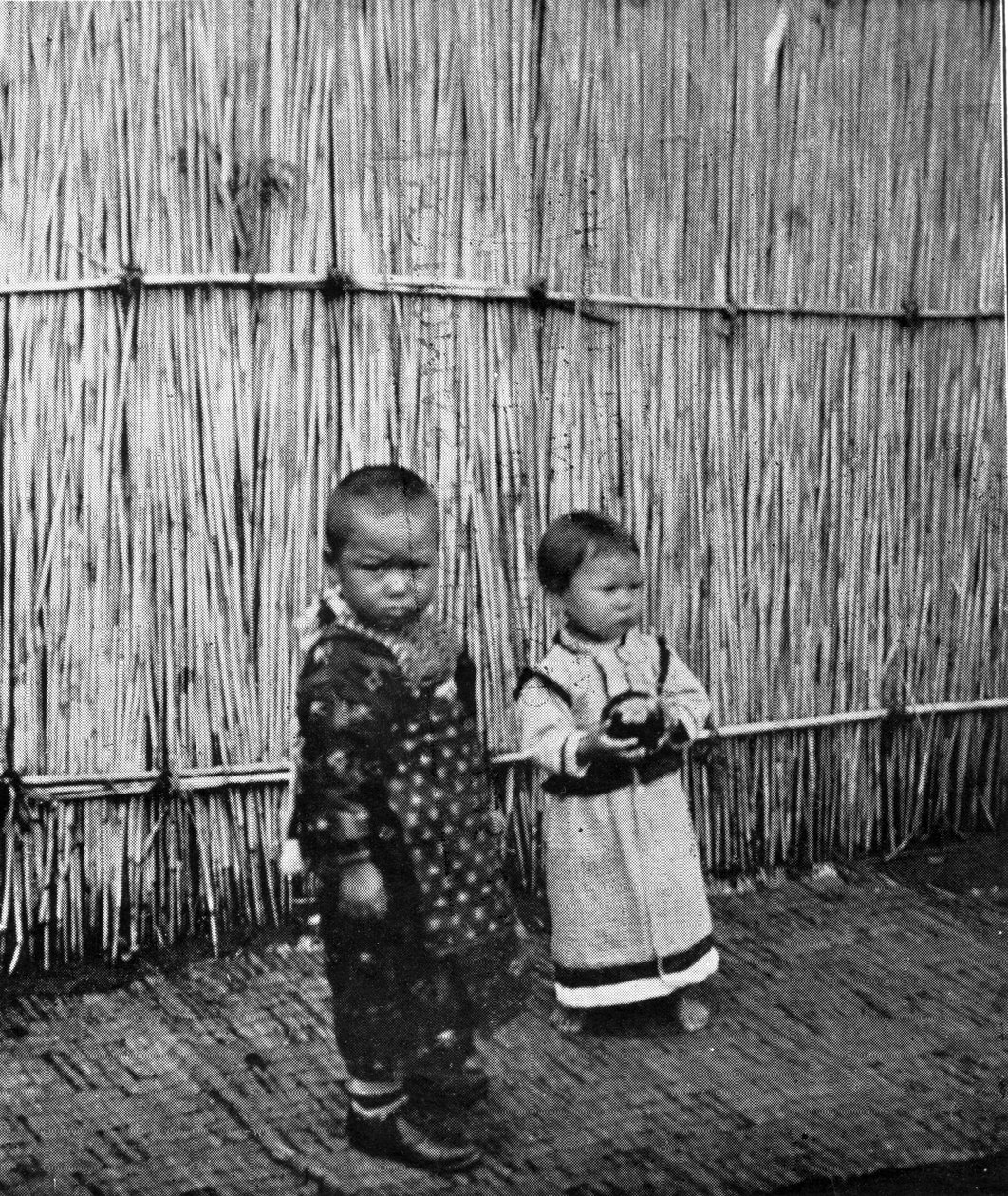 Enfants Ainu fiancés - English Photographer