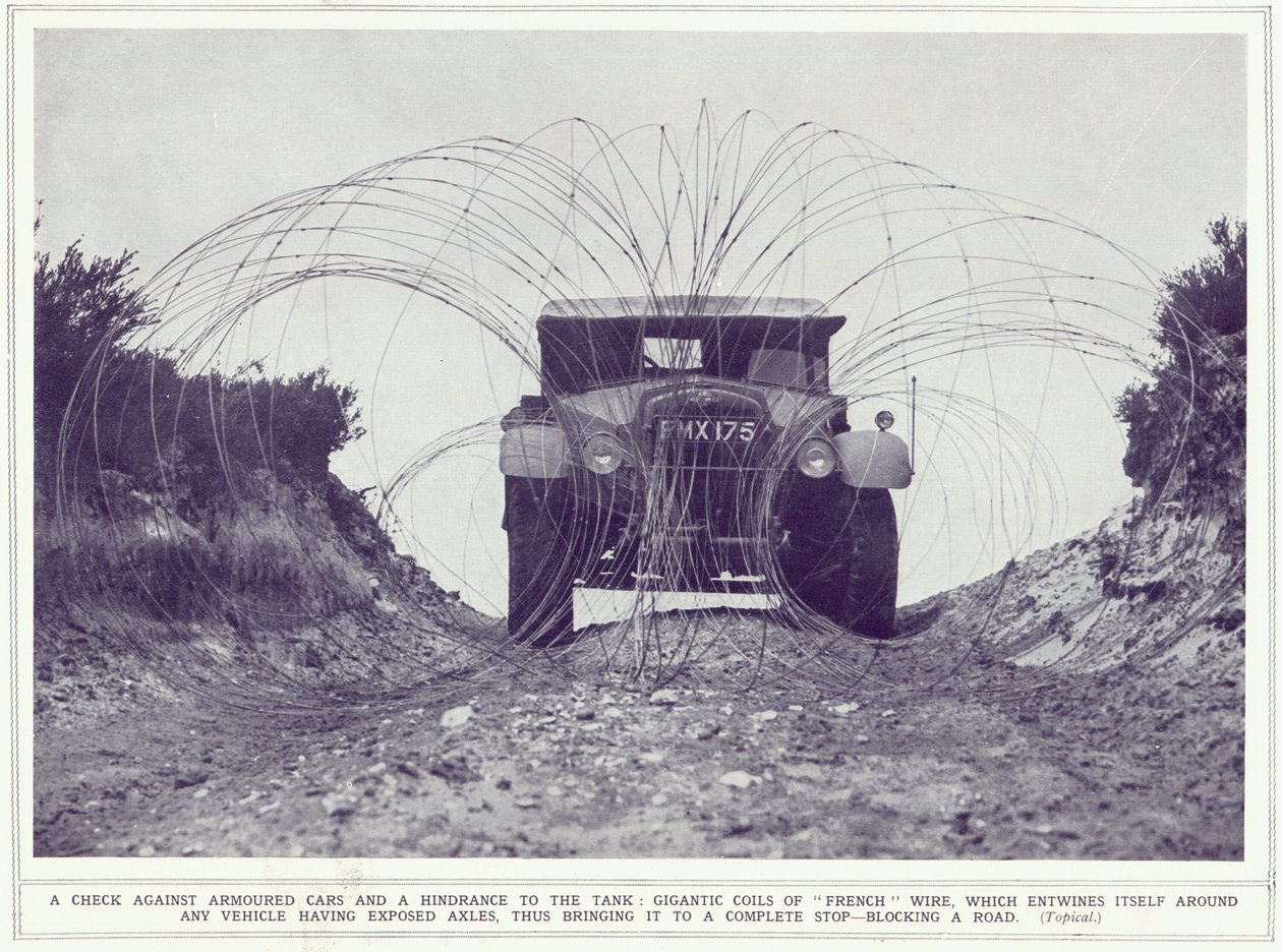 Une voiture blindée arrêtée par des bobines géantes de fil français bloquant la route, de The Illustrated War News, publié le 22 novembre 1939 - English Photographer