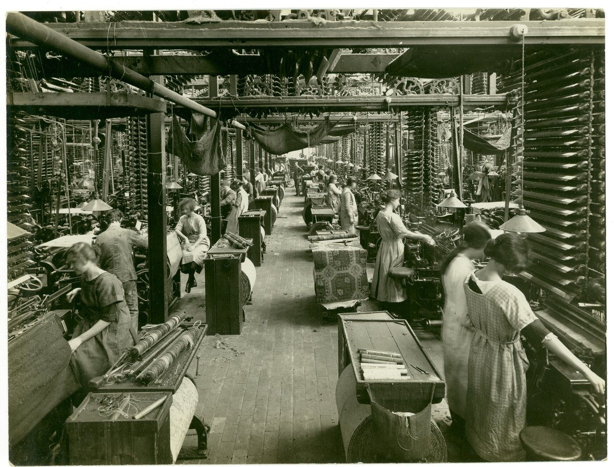 Tissage Axminster, usine de tapis, 1923 - English Photographer