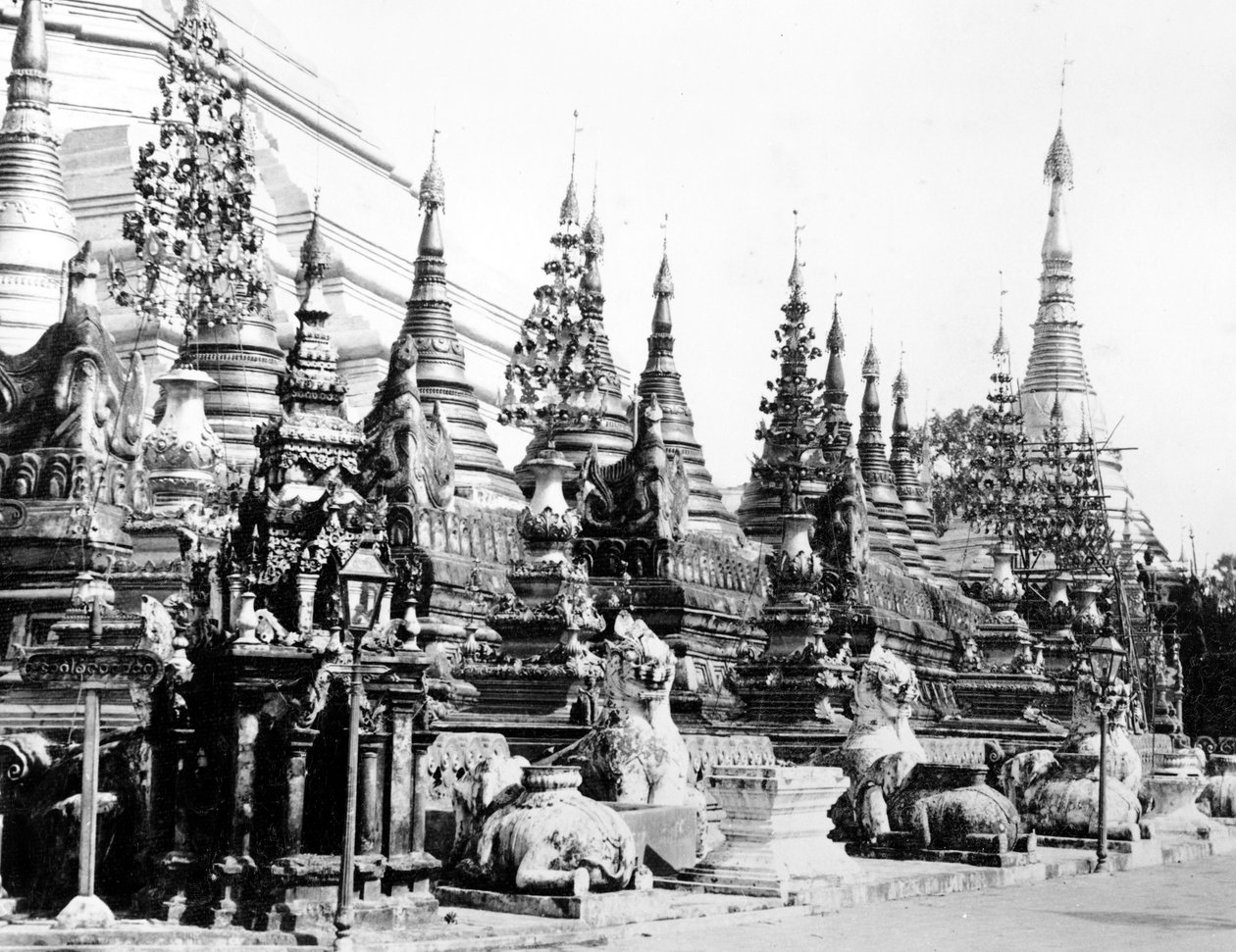 Base de la pagode Shwedagon à Rangoon, Birmanie, vers 1886 - English Photographer