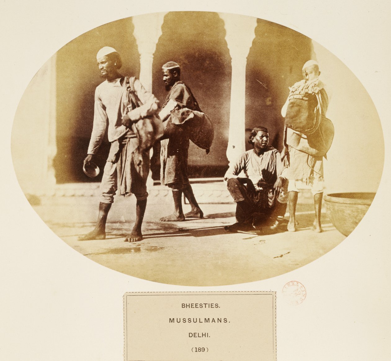Bheesties, Mussulmans, Delhi, de The People of India, par J. Forbes Watson, publié en 1868 - English Photographer