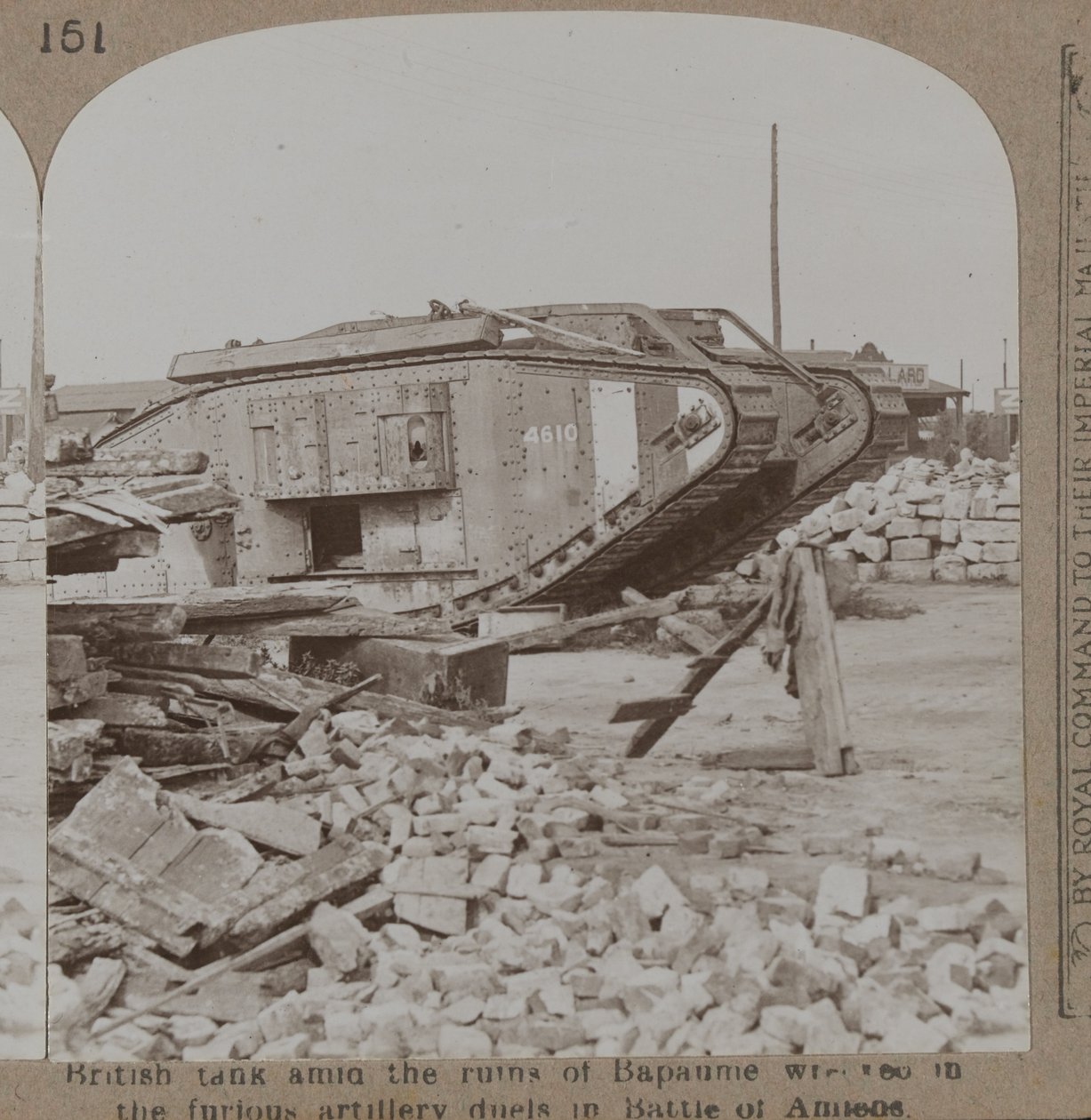 Char britannique au milieu des ruines de Bapaume - English Photographer