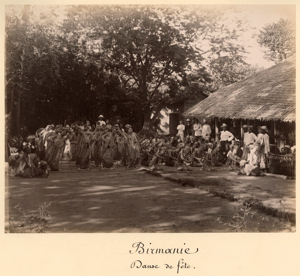 Danseurs birmans célébrant, Birmanie, fin du 19ème siècle - English Photographer