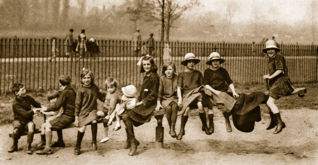 Des enfants jouent sur une balançoire dans un parc de Londres - English Photographer