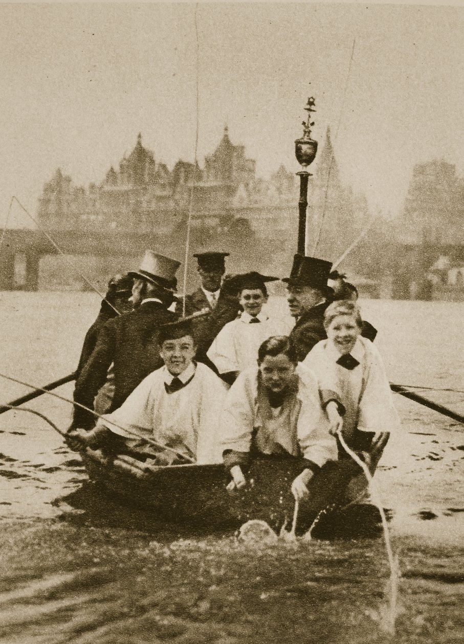 Enfants de chœur de St. Clement Danes marquant les limites de leur paroisse, dans un bateau sur la Tamise - English Photographer