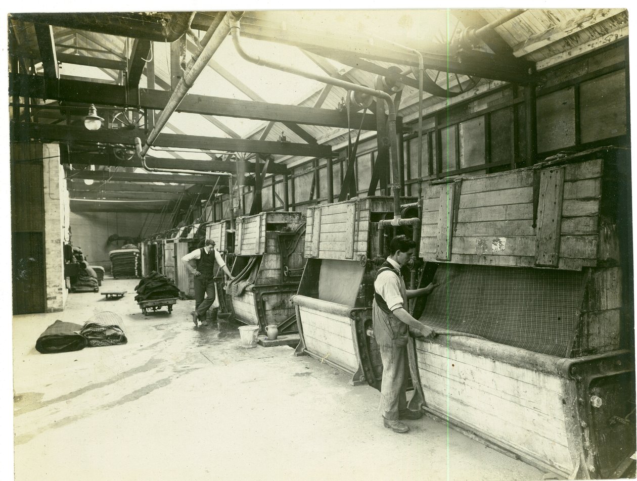 Département de foulage de tissu, Long Meadow mill, 1923 - English Photographer