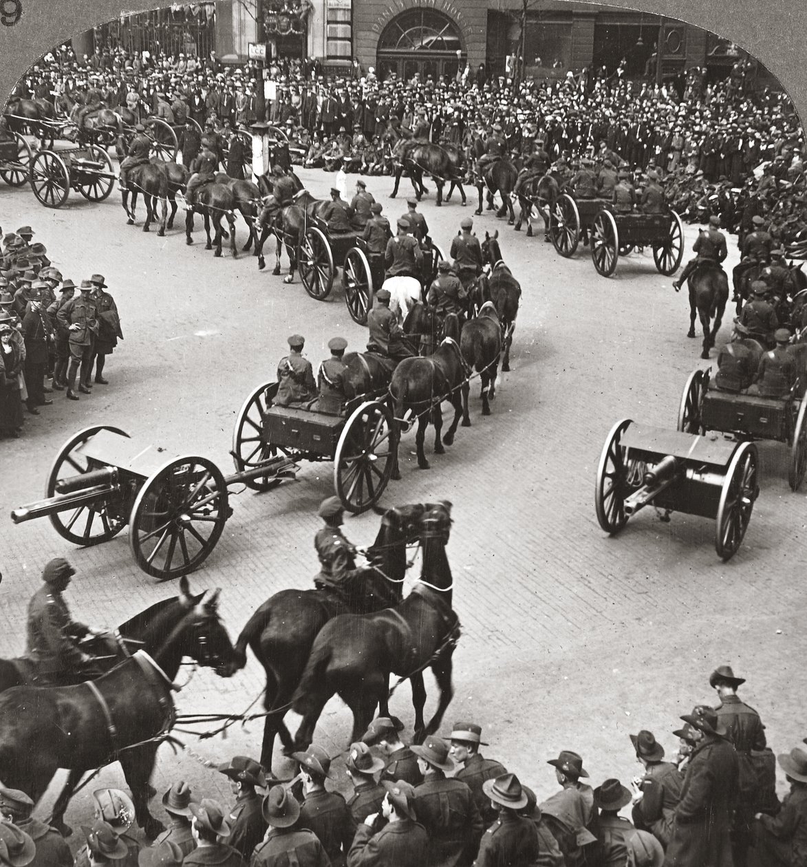 Commémoration de la fin de la guerre, les Anzacs assistent à la revue des forces de l