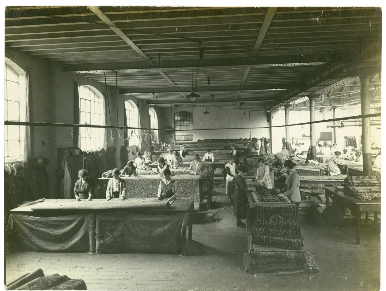 Salle de finition, section Chenille, usine de tapis, 1923 - English Photographer