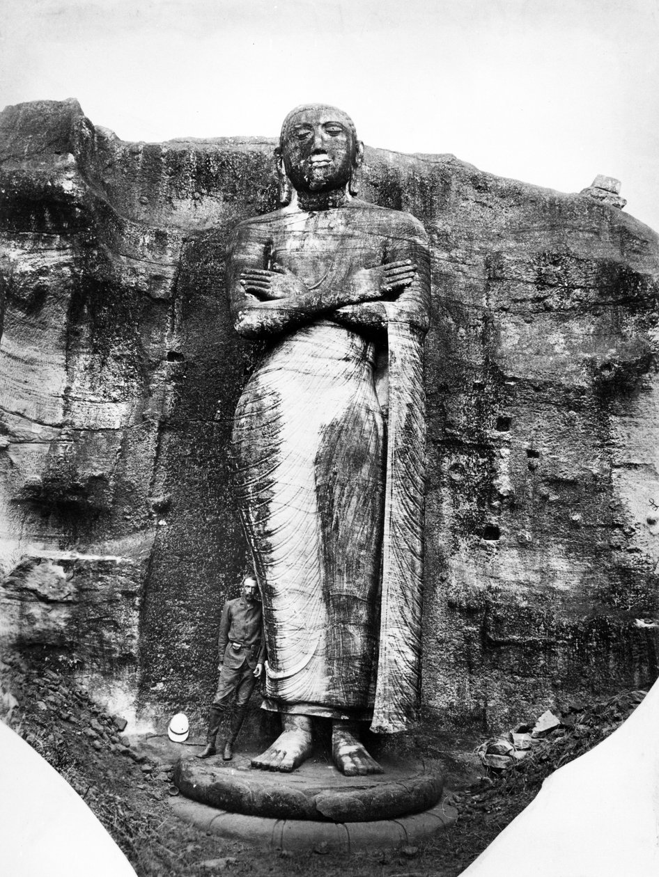 Figure bouddhiste debout de Gal Vihara, vers 1870-90 - English Photographer