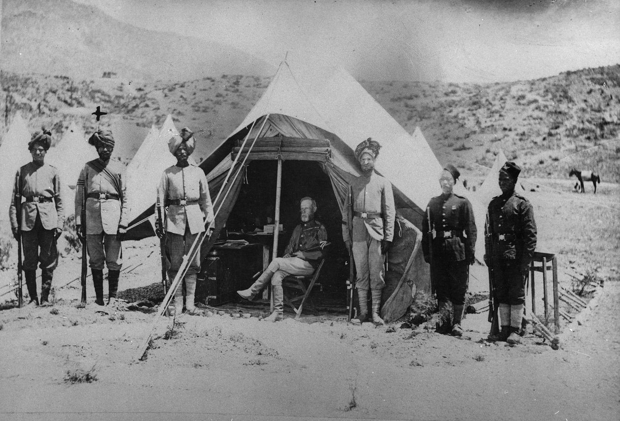 Le général Roberts avec ses ordonnances indigènes dans la petite tente utilisée pendant la deuxième guerre afghane, 1878-80 - English Photographer