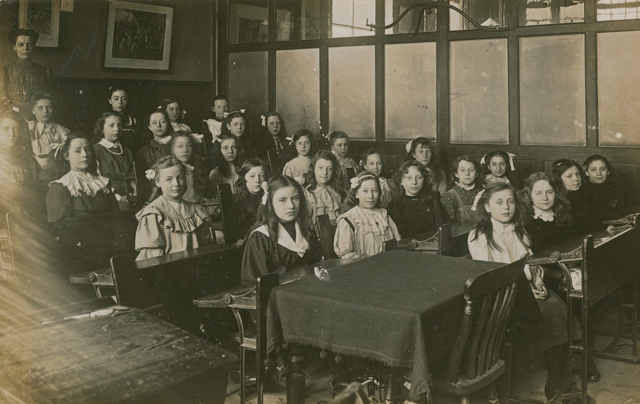 Filles assises dans une salle de classe - English Photographer