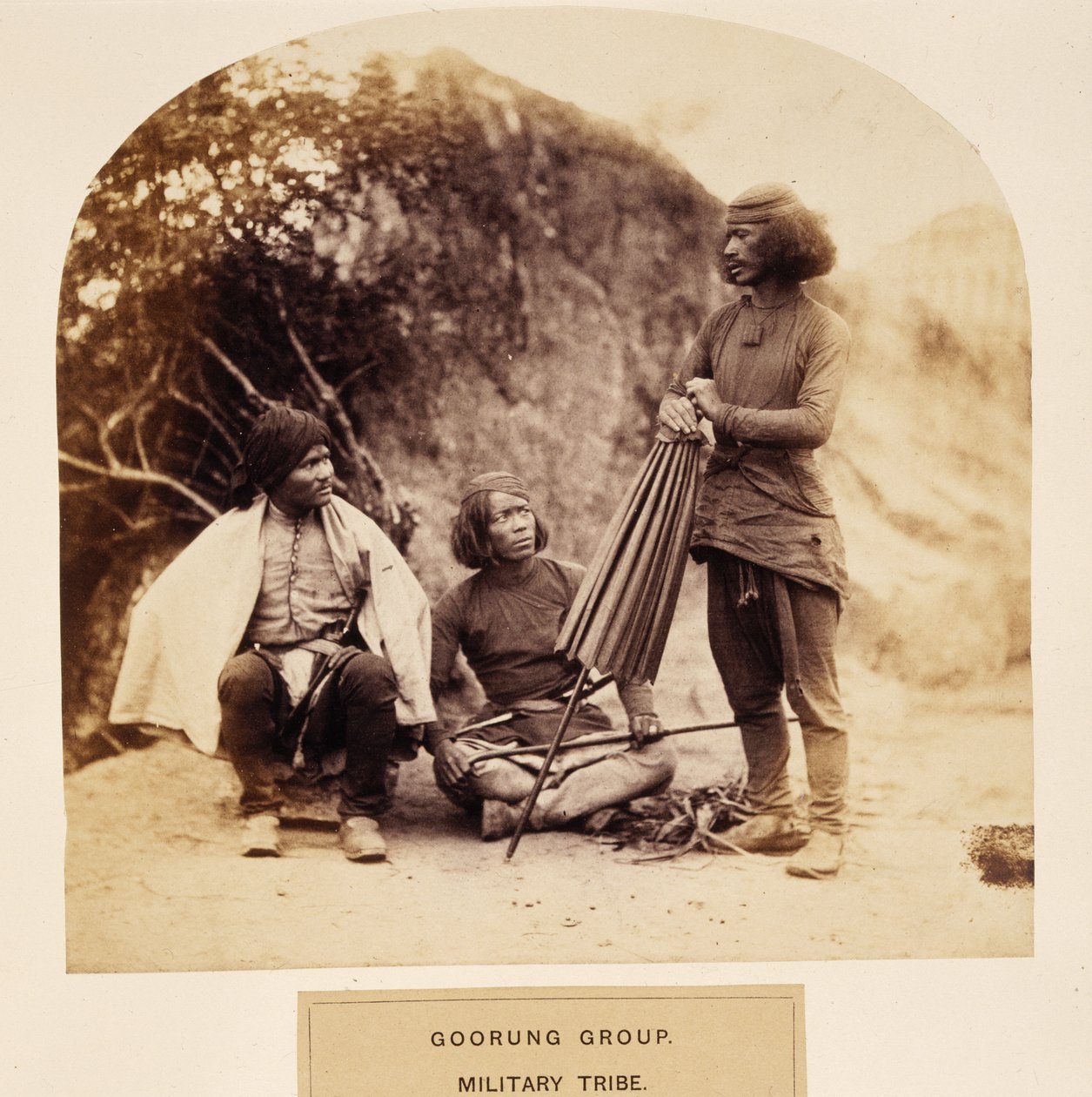 Groupe de Goorung, tribu militaire, Nipal, de The People of India, par J. Forbes Watson, publié en 1868 - English Photographer