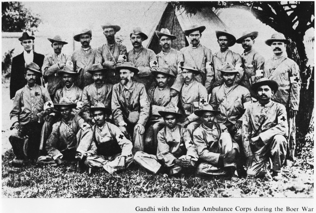 Mahatma Gandhi (1869-1948) avec le Corps d