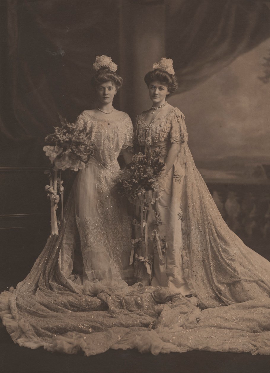 Mme Arthur Lee et Mlle Faith Moore, sœurs américaines, en robe de présentation à la cour d