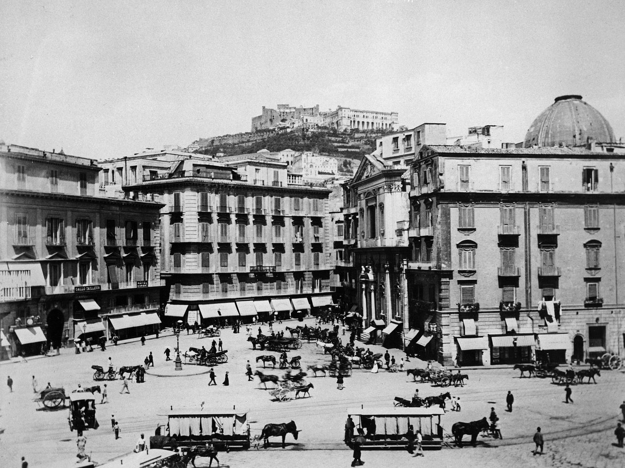 Naples : La Piazza San Fernando et le Castello Sant Elmo - English Photographer