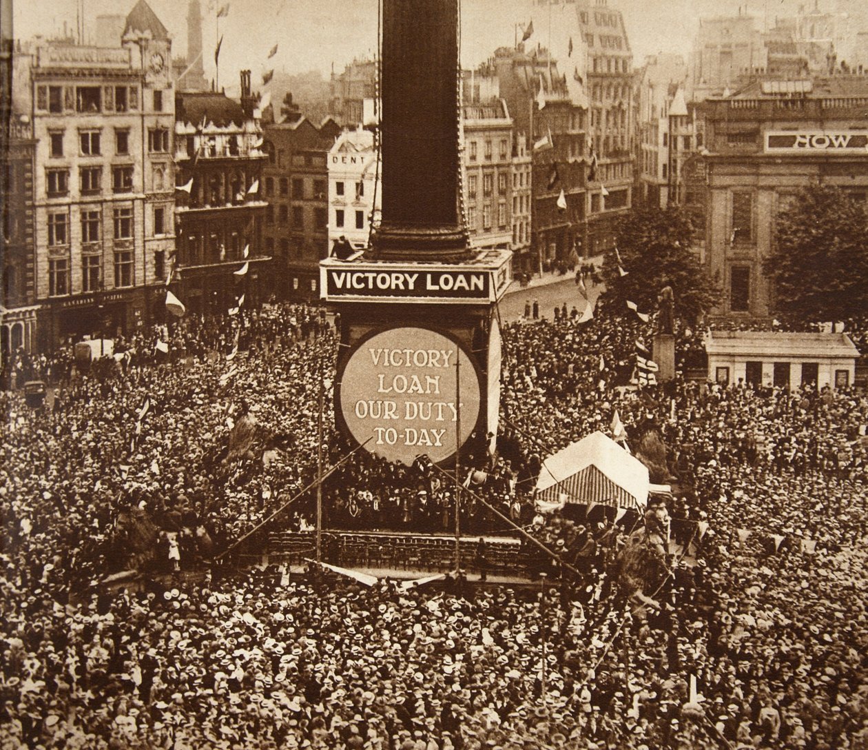 Réveillon du Nouvel An, Trafalgar Square, 1919 - English Photographer