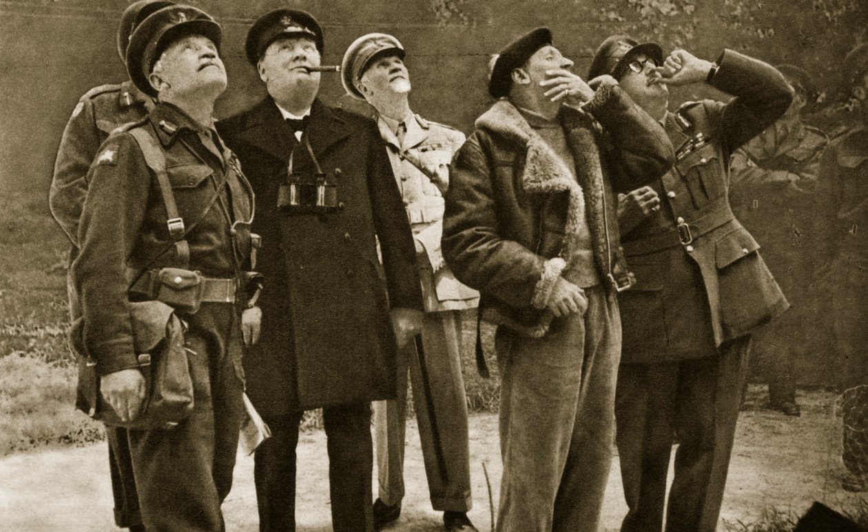 Sur le front : Churchill et Montgomery observent un combat aérien, 1944 - English Photographer