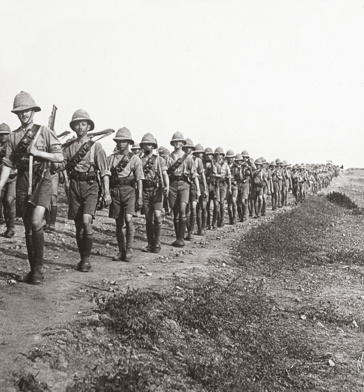 Sur la longue marche à travers la chaleur torride à Bagdad, 1917 - English Photographer