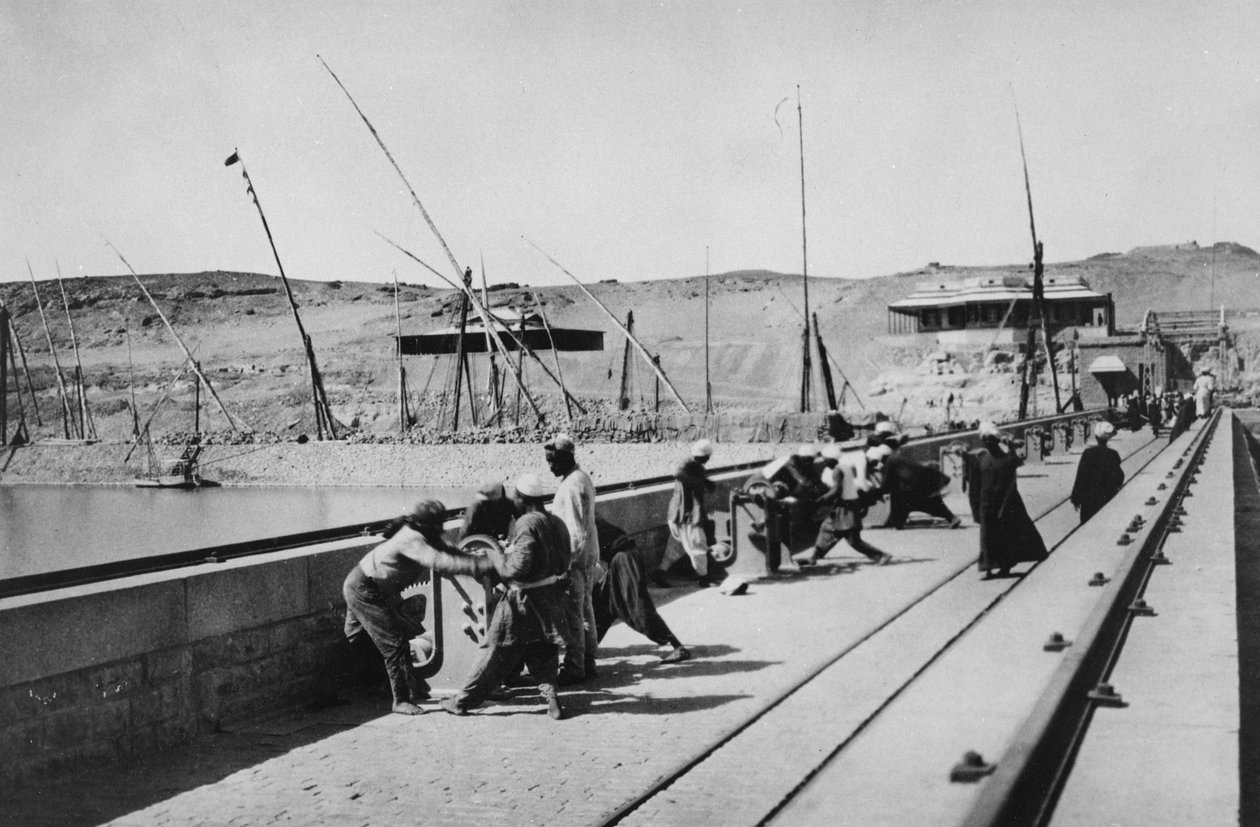 Ouverture des Écluses du Barrage du Nil - English Photographer