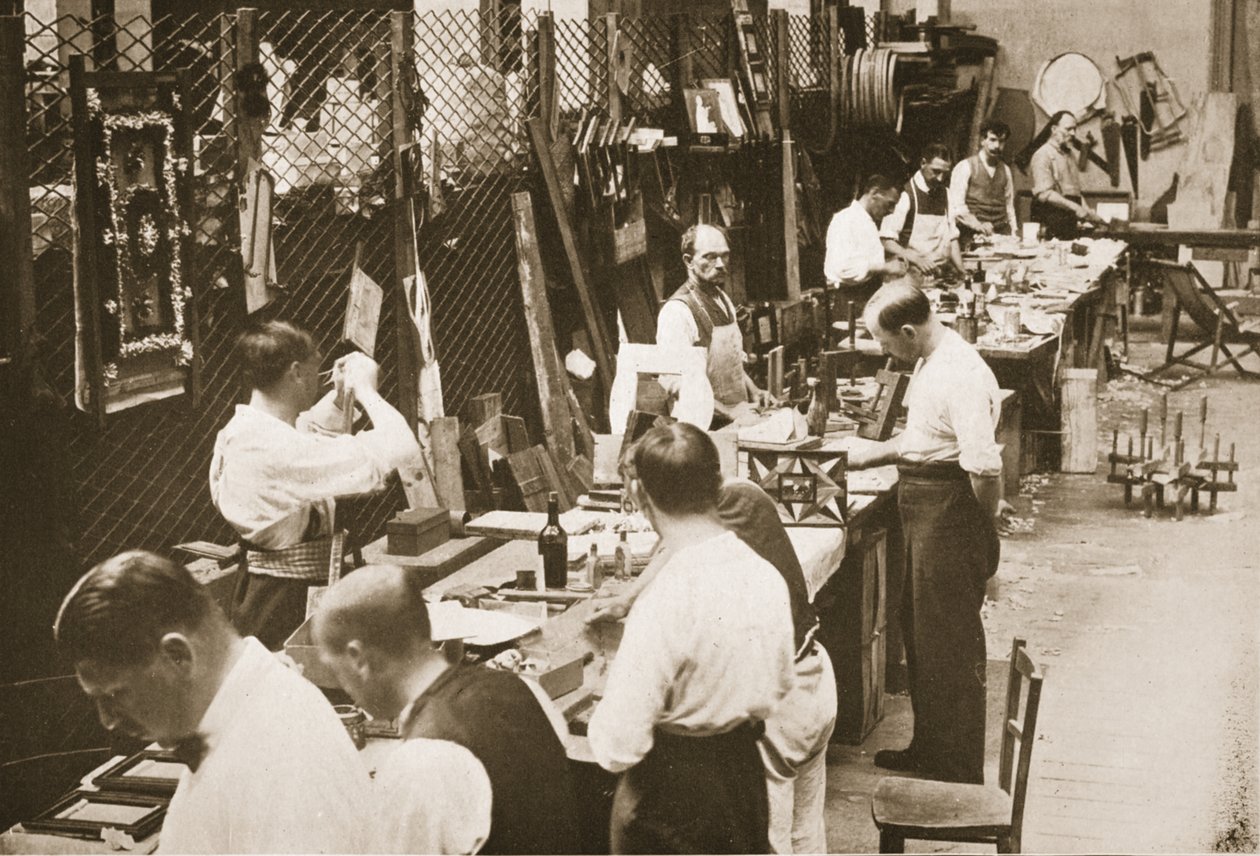 Prisonniers fabriquant des modèles et des jouets, Alexandra Palace, illustration de Prisonniers allemands en Grande-Bretagne - English Photographer