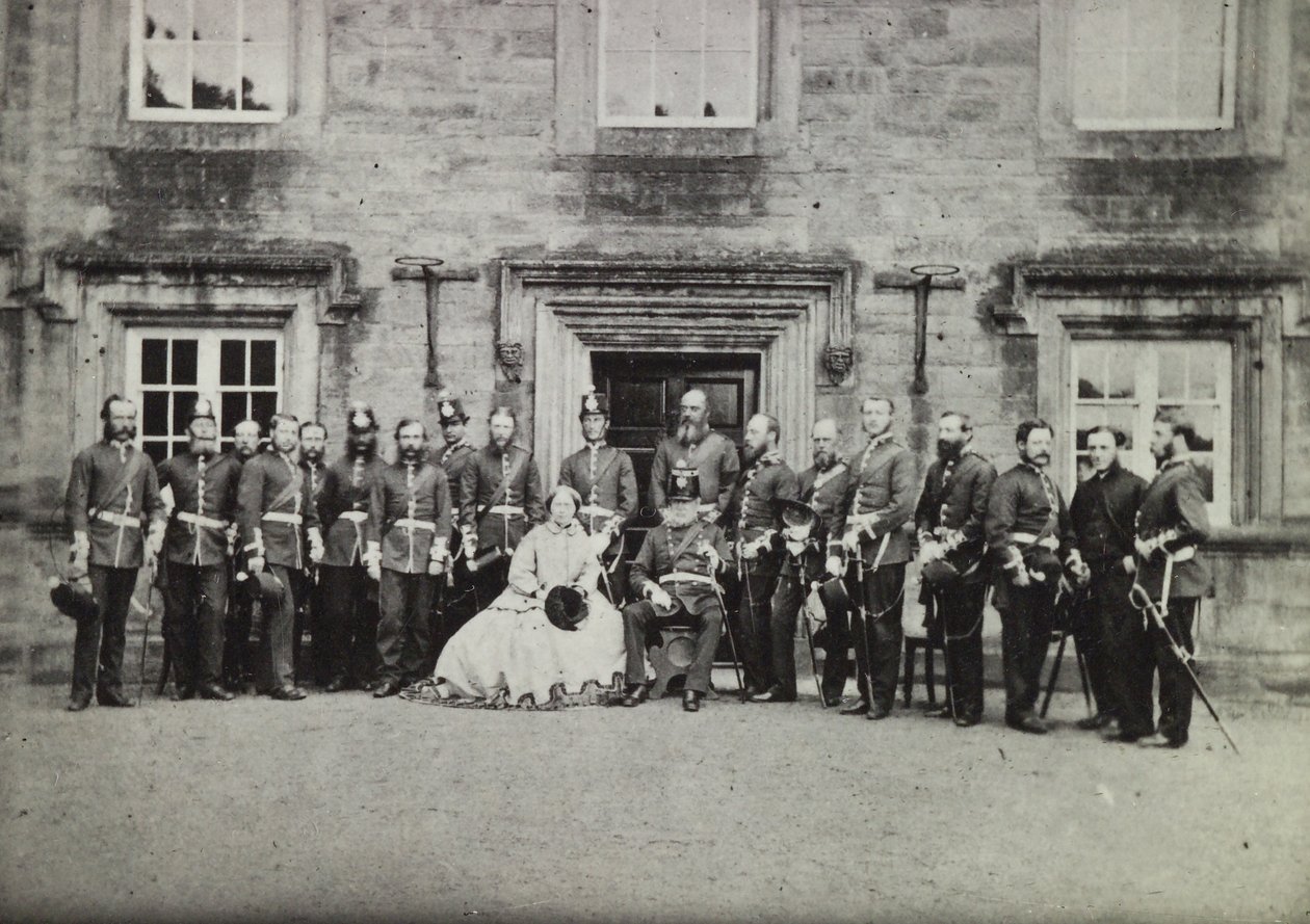 Reine Victoria et officiers de l