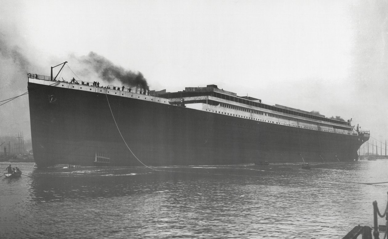 Lancement du RMS Titanic : Titanic flottant pour la première fois, mais sans moteurs, chaudières, machines et équipements, 31 mai 1911 - English Photographer