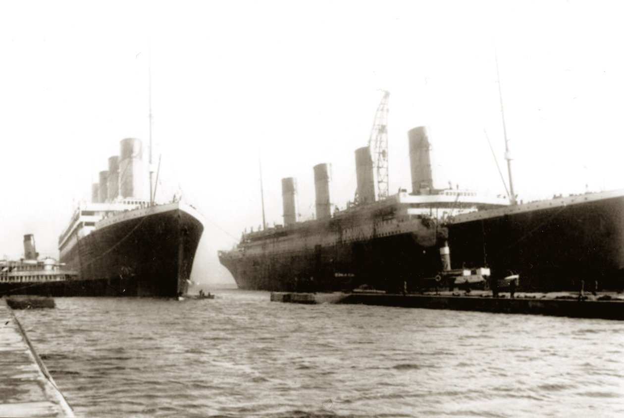 RMS Titanic déplacé hors de la cale sèche pour permettre à son navire jumeau, RMS Olympic, de remplacer une hélice, 6 mars 1912 - English Photographer