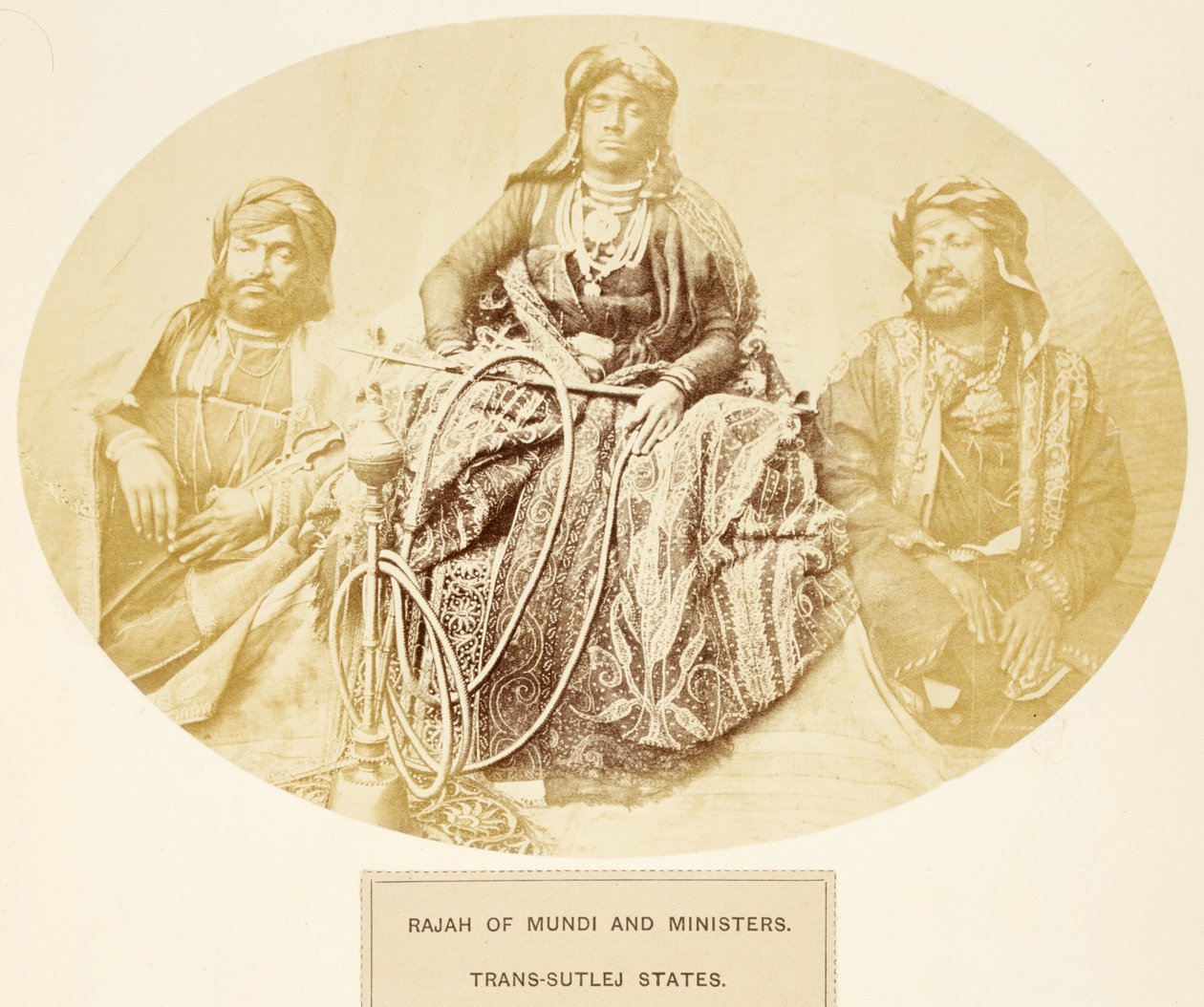 Rajah de Mundi et ministres, États trans-Sutlej, extrait de The People of India, par J. Forbes Watson, publié en 1868 - English Photographer