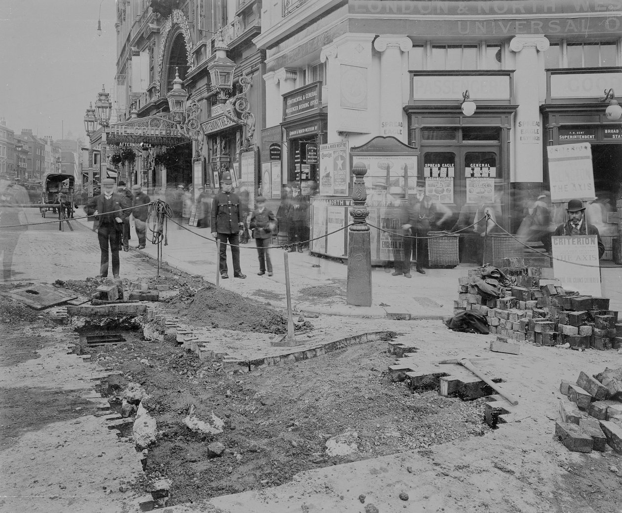 Retrait des pavés devant le Criterion Theatre - English Photographer