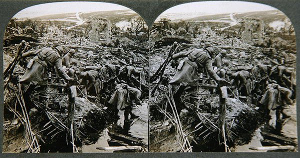 Recherche dans les ruines, quelque part en France, c.1914-18 - English Photographer
