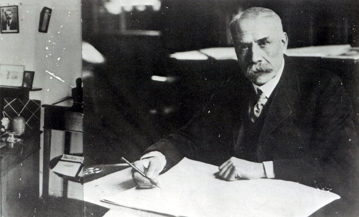 Sir Edward Elgar (1857-1934) au travail sur l