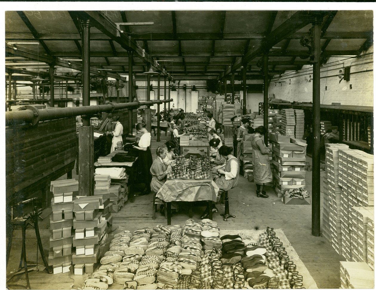 Finition de pantoufles, Long Meadow, 1923 - English Photographer
