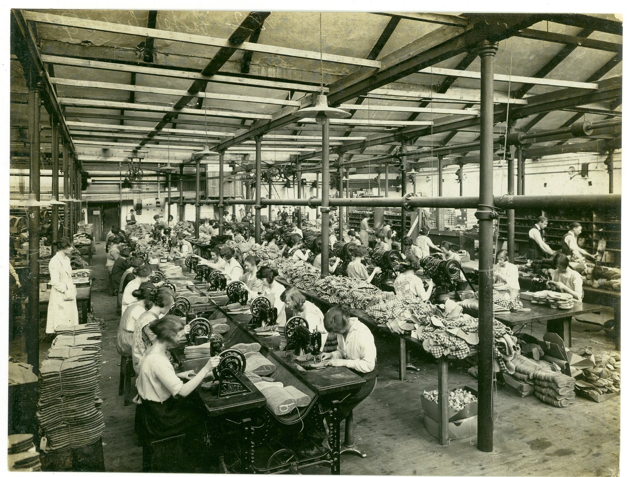 Fabrication de pantoufles, Long Meadow, 1923 - English Photographer