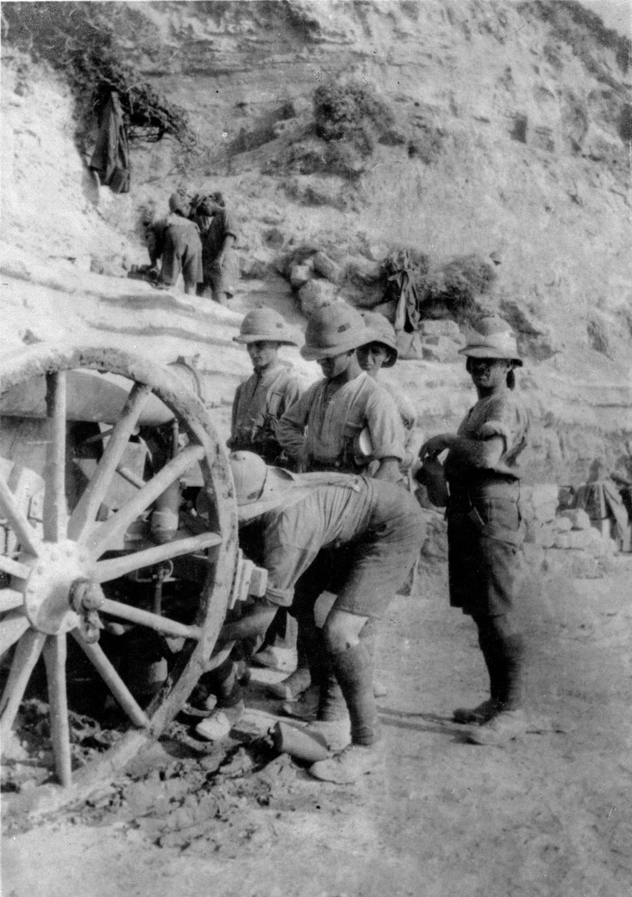 Soldats réparant un canon pendant la Première Guerre mondiale, 1915 - English Photographer