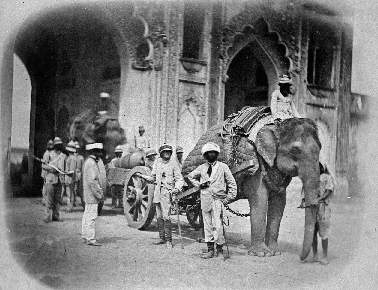 Soldats avec un éléphant tirant un canon, 1858 - English Photographer
