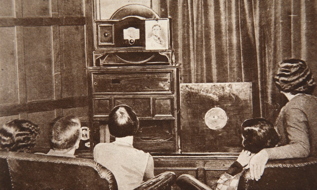 Télévision, développée par John L. Baird, diffusée avec succès (image et son) en 1930 - English Photographer