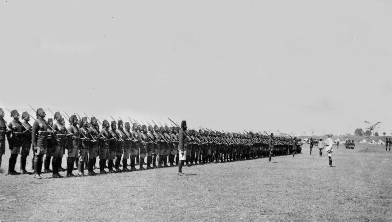 Le 2e Bataillon, Les Fusiliers Africains du Roi, en parade, 1914 - English Photographer