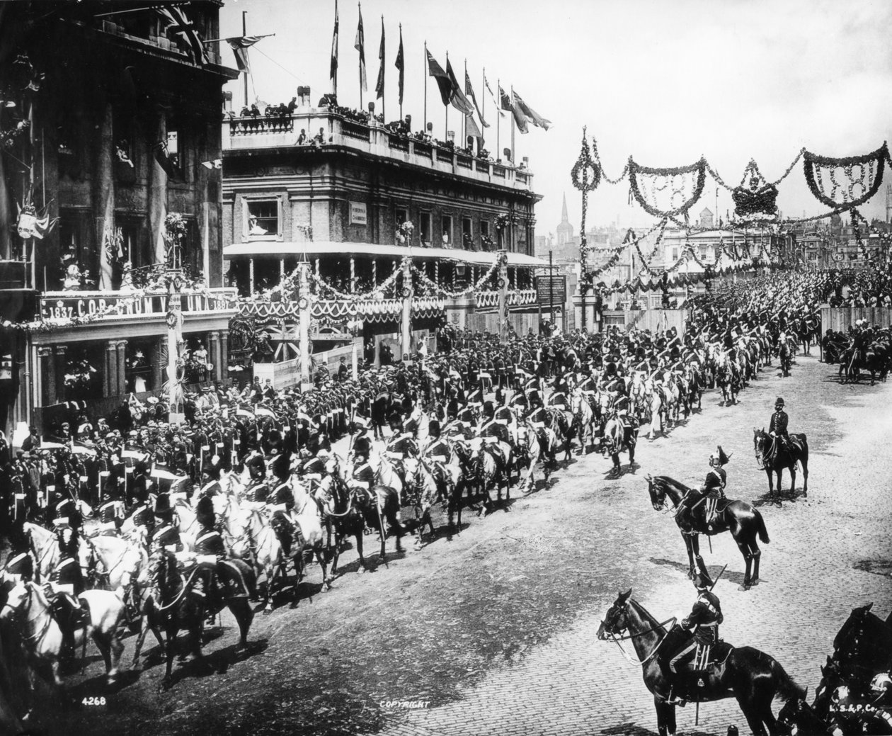 Défilé du jubilé de diamant traversant le pont de Londres, 1897 - English Photographer
